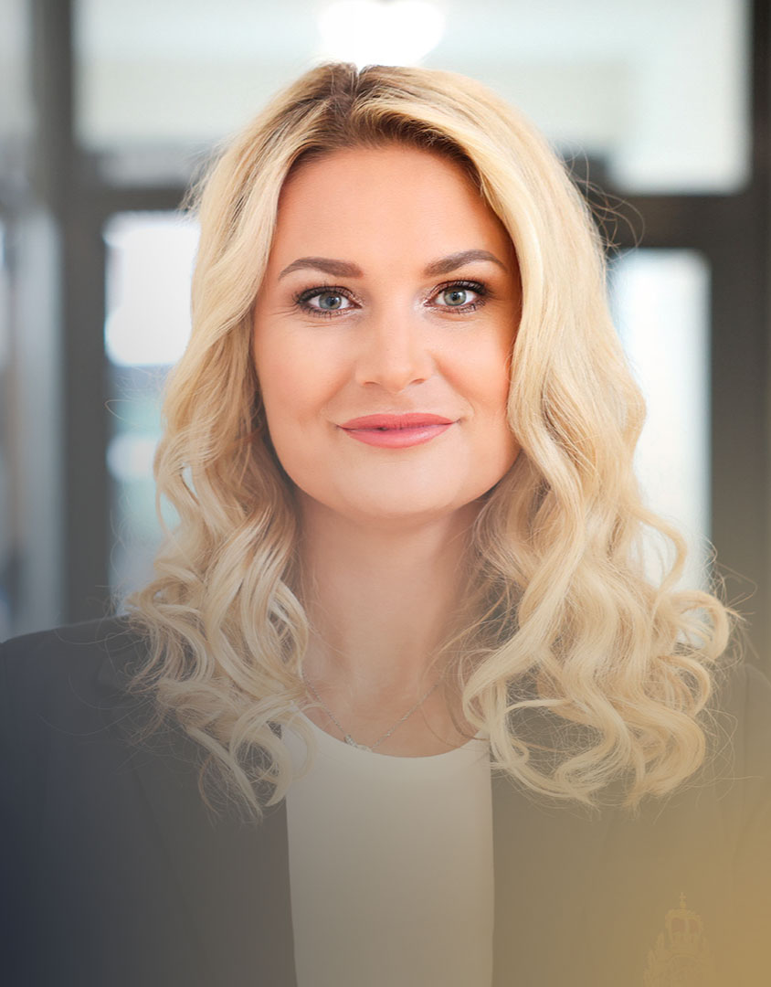 Fotografie makléřky Kamila Brabencová v pozadí - mobil