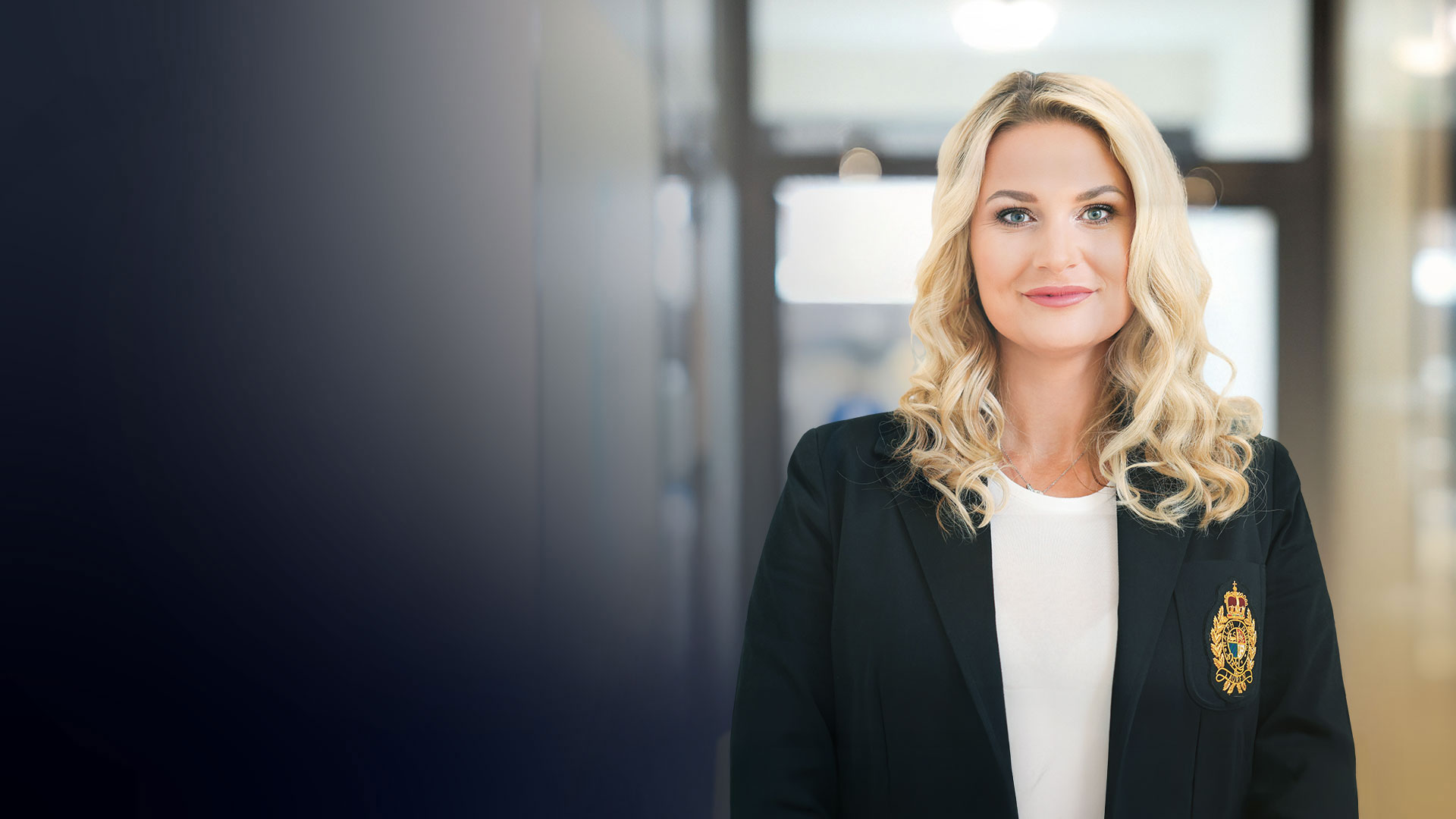 Fotografie makléřky Kamila Brabencová v pozadí - desktop