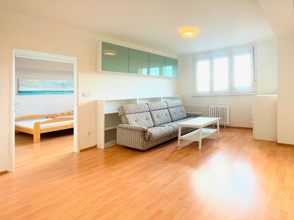 Pronájem prostorného bytu 2+1, 54 m² – společná zahrada – Praha, Modřany