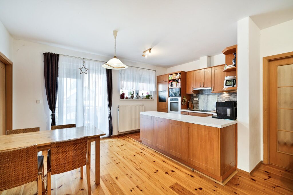 Pronájem světlého bytu 3+kk, 71 m² s balkonem a zahradou