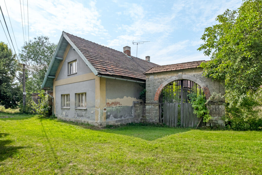 Prodej usedlosti s pozemkem 2 763 m² a projektem – Veliš u Jičína