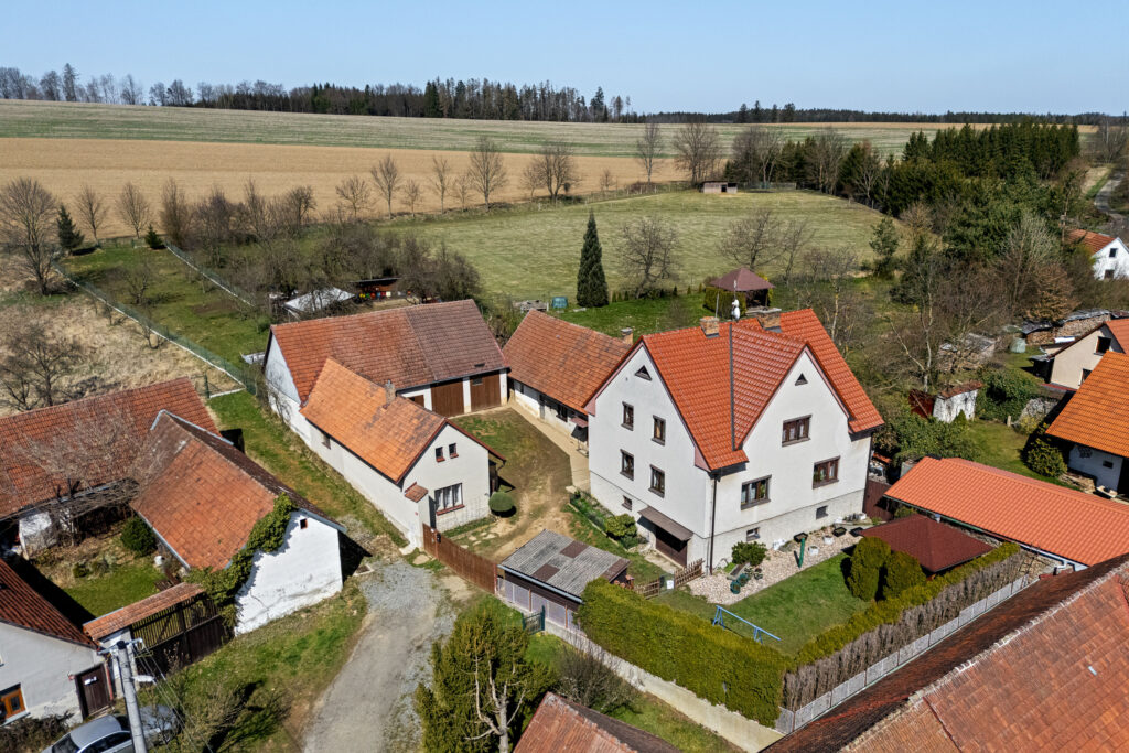 Zemědělská usedlost s velkorysým zázemím a třemi pozemky – celkem 6 126 m²