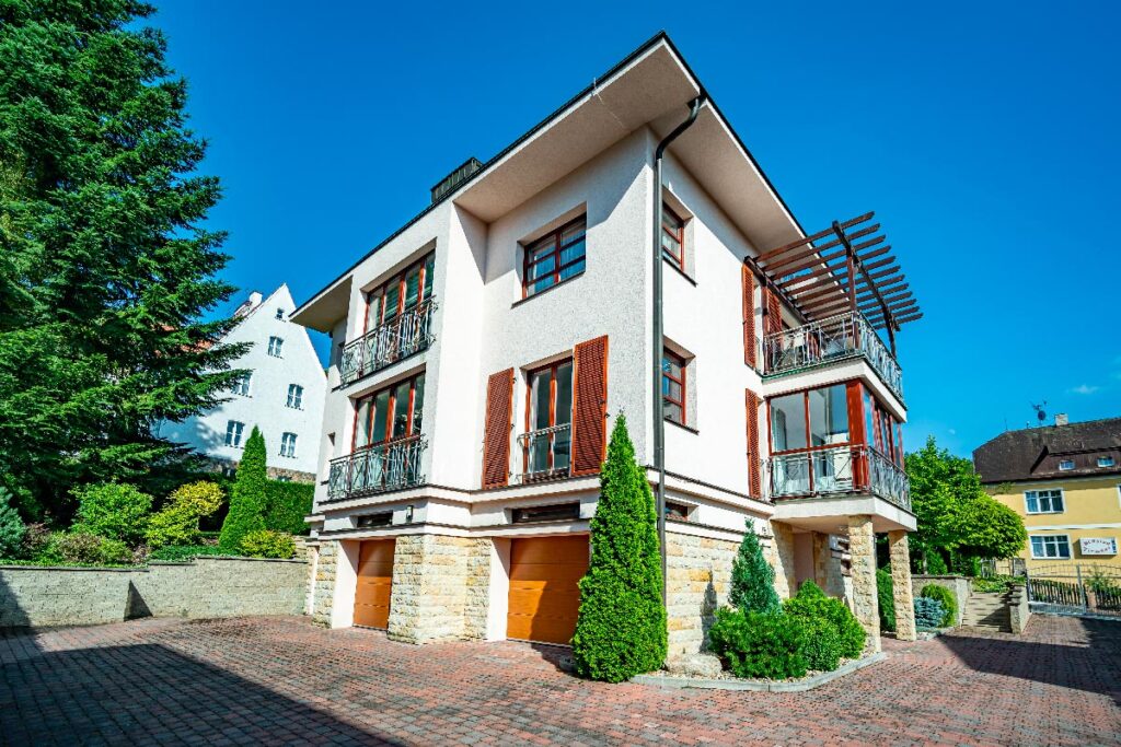 Reprezentativní vila s třemi byty a kancelářemi  Karlovy Vary – Tyršova