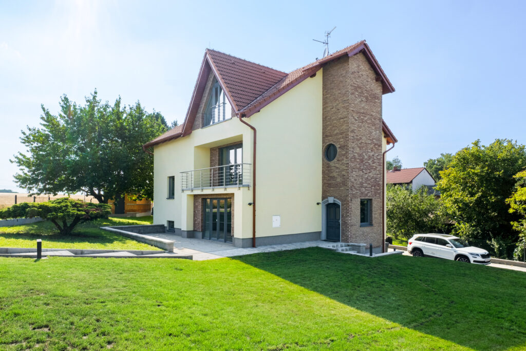 Pronájem rodinného domu 380 m², Kosoř – s možností odkupu