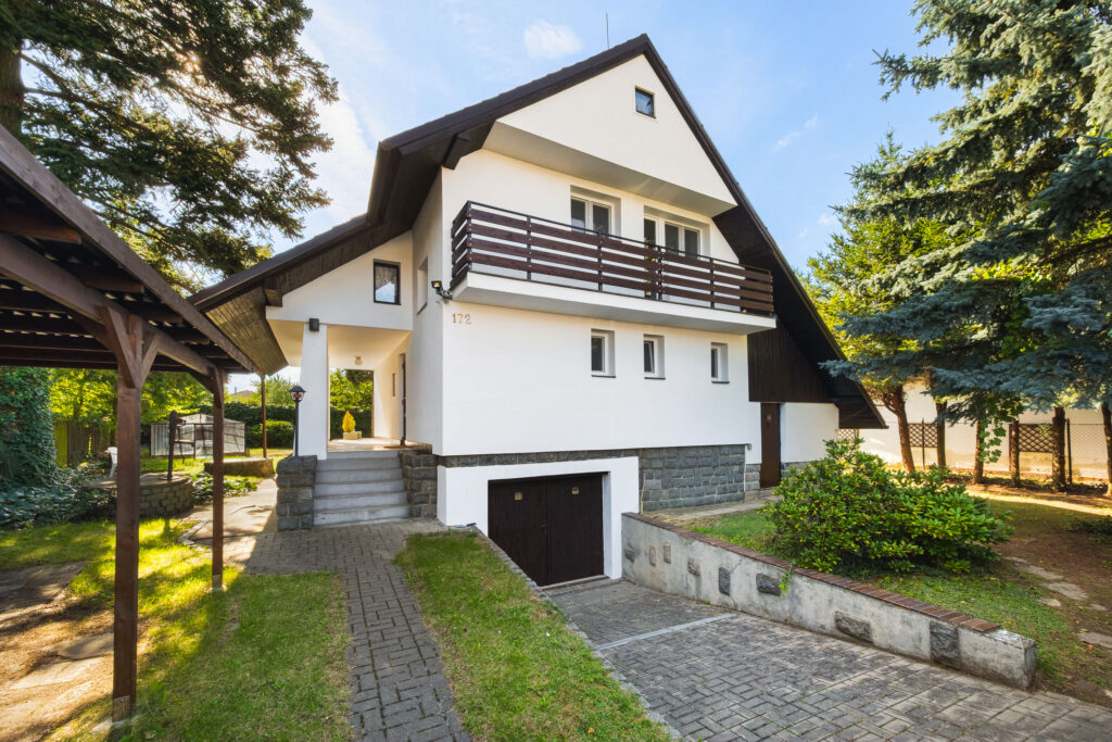 Pronájem rodinného domu 4+1 se zahradou, garáží a terasou – Řitka