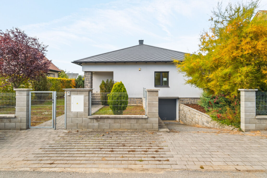 Pronájem rodinného domu 330 m², Řevnice